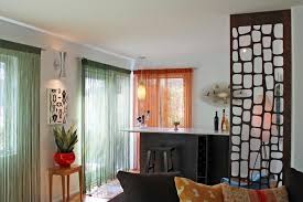 Untuk rumah yang luas dapat menambah partisi untuk sekat yang bertambah fungsi menjadi hiasan untuk menambah koleksi aksesoris rumah tanpa takut terlihat rupek dan penuh. 9 Ide Partisi Minimalis Ini Bisa Buat Ruanganmu Tampak Lebih Luas