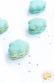 Macarons Nuages Au Chocolat Blanc Et A La Vanille Macaron Macaron Bleu Chocolat Blanc