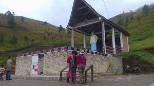 Disebut batu hobon karena bentuknya menyerupai batu dan berdiameter satu meter dengan seperti terlihat digambar batu sudah terbelah. Legenda Batu Hobon Diyakini Tempat Penyimpanan Harta Kekayaan