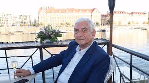 (as rudolf hrusínsky ml.) miroslav donutil. Miroslav Donutil Slavi 70 Syn Martin Kraci V Jeho Stopach Tomas Sel Vlastni Cestou Extra Cz