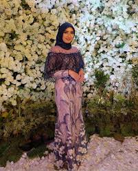 Fashion dresses model dress muslim fashion dress dress brokat kebaya modern dress gaun dress long gown dress designer dresses hijab prom dress. 8 Inspirasi Kebaya Lamaran Modern Untuk Yang Berhijab Cantik Berkilau Dalam Busana Timeless