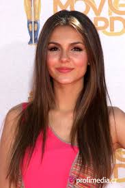 Hier haben wir für sie die interessantesten varianten von frisuren für schulterlanges haar zusammengestellt. Victoria Justice Frisur Zum Ausprobieren In Efrisuren