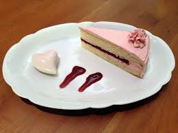 Vegane Himbeer Buttercreme Torte Mit Lecker Fruchtigem Himbeerkern Und Zarter Creme Vegane Torte Veganes Geback Bananencreme Kuchen