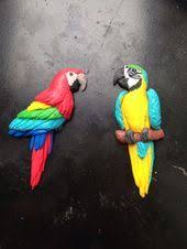 Pate Polymere Perroquets En Fimo A Transformer En Broches Crafty Polymer Clay Animals Polymer Clay Crafts Clay Animals