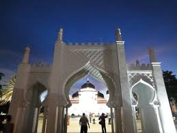 Door, gate, close the door, google translate. Mesjid Dari Pintu Gerbang Picture Of Baiturrahman Grand Mosque Banda Aceh Tripadvisor
