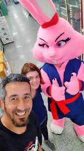 Kkkkk sensacional mesmo! Nada como ver o "chara" todo empenhado dentro da  fantasia de coelha, fazendo uma moeda no supermercado kkkkkkk atendendo no  balcão como se fosse a coisa mais normal do mundo! ...