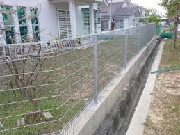 Jika anda menghuni rumah minimalis, tentu anda harus mendesain model pagar minimalis juga. Kos Buat Pagar Rumah Desainrumahid Com