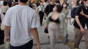 ブラジャー丸見えで街を歩く女性 東京街ブラ - YouTube