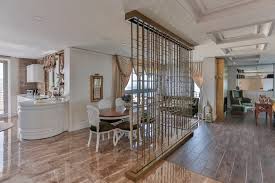 Kullanılacak olan mutfak dolaplarının beyaz ise zemin mutfak ve salon ayırma için kullanılan dolaplar anıtsal bir versiyon olarak karşımıza çıkar. Dekoratif Seperator Ile Oda Bolme Fikirleri Dekorstilleri Com