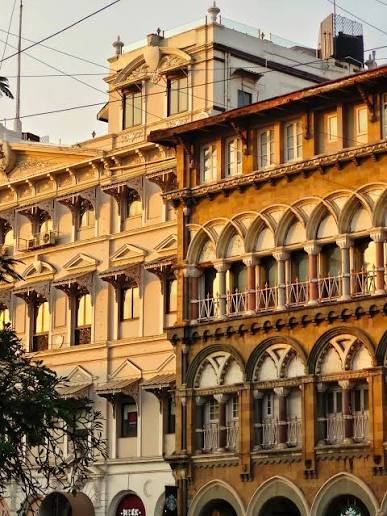 📍 Just off Horniman Circle (formerly Elphinstone Circle), right across from St. Thomas Cathedral, Fort This understated stretch of heritage buildings quietly maps the architectural evolution of Bombay from the late 19th