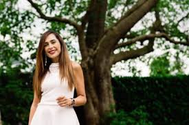 Scroll below and check more details information about current net worth as well as monthly/year salary, expense, income reports! Belgisch Iraanse Vrouwenactiviste Darya Safai Wil Ons Wakker Het Nieuwsblad Mobile