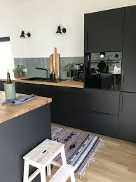 Eine Schwarze Kuche Da In 2020 Wohnung Kuche Kuche Dachschrage Kuche Schwarz