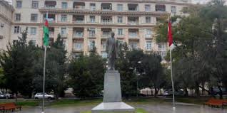Kırmızı boya dökülen atatürk anıtının mermer kaplaması da zarar gördü. Dunyadan Ulu Onder Ataturk Un Izine Rastlayacaginiz 32 Yer Listelist Com