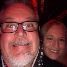 Hi, I'm staying at the melrose mansion. I'll be there this weekend and  wondering what the vibe is there and what is around that area? Is it easy  to get around without