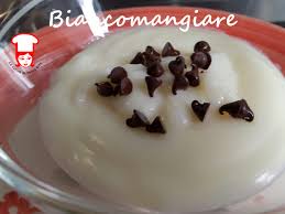 Ricetta del biancomangiare versare in un pentolino quasi tutto il latte (tenerne da parte un bicchiere) insieme alla scorza del limone, allo zucchero e alla vanillina e cuocere a fiamma moderata. Biancomangiare Delicato Dolce Siciliano La Cucina Di Nonna Rita Dolci E Dessert