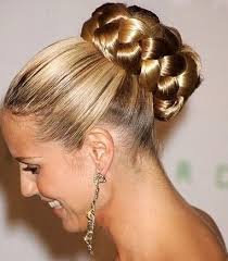 Kalin Orgu Modeli Ile Toplanmis Sari Modern Topuz Sac Modeli Yeni Moda Yeni Modelleri Uzun Sac Sac Guzelligi Topuz Sac Modelleri