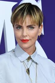 Ένα από τα πιο hot hair trends για το 2020 είναι τα κοντά μαλλιά και μια από τις σταρ που έσπευσαν πρώτες να υιοθετήσουν το νέο trend. 10 Bowl Cut Poy Dokimasan Agaphmenes Celebrities Kai Empneoyn Savoir Ville