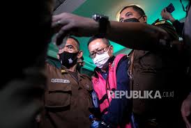 Adelin lis (lahir di medan, 15 agustus 1967; 9put7my 2kvyam