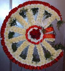 Wagon Wheel Funeral Arrangement The Broken Wheel Photos From Bedazzled Florist Bedazzled Floris Wagon Wheel Funeral Arrangements Funeral Floral Arrangements