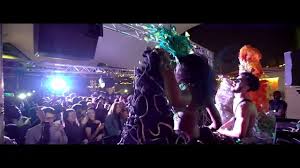 Probablement la boite de nuit avec le meilleur public de paris, des jeunes, des avocats et des banquiers qui dansent sur les bords de seine. Wanderlust Paris Bum Bum Tam Tam Tous Les Mardis Au Wanderlust Facebook