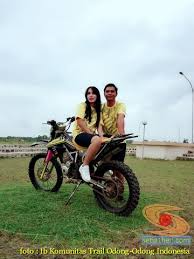Menggantung foto di lampu tumblr. Kumpulan Foto Biker Prewedding Dan Romantisme Pasangan Diatas Motor Trail Brosis Setia1heri Com