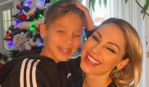 Tra dubbi e domande, ci sono alcune indiscrezioni che indicano carmela barbato, ex moglie del cantante, come possibile motivo della separazione.ecco cosa sarebbe successo. Dalla Pandemia Alla Rottura Con Gigi D Alessio Anna Tatangelo Scrive Al Figlio Due Anni Difficili Giornale Di Sicilia