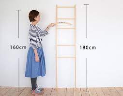 小さな空間の見せる収納をオシャレに シンプルな はしご型 ラック シンプルに壁に立て掛けるだけで 収納とお部屋の雰囲気作りを叶えてくれるclaskaギャラリー ショップ do の はしご型 ラックです リビングやキッチンはもちろん 玄関や洗面スペースなどの小さめ