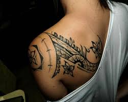 Tattoo Schulter Tribal Tattoo Mit Blumen Und Vogel Maoritattoos Tribal Tattoos Tribal Tattoos For Women Tattoos For Women