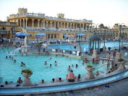 Budapest adquirió el título de ciudad de los balnearios (o ciudad balnearia) en 1934, y es que la ciudad dispone de 118 manantiales, tanto naturales como artificiales, desde los que cada día brotan más de 70 millones de litros de agua termal a temperaturas de entre 20 y 80ºc. Termas Szechenyi Budapeste Budapeste Budapeste Hungria Termas