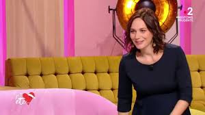 Nathalie péchalat vend ses costumes de patineuse. Nathalie Pechalat Enceinte L Ancienne Patineuse Affiche Son Joli Baby Bump Sur Le Plateau De Daphne Burki Video