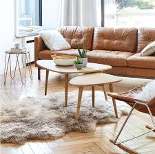 La tendance est aux canapés style scandinave, canapés en cuir et en couleurs. Decorer Son Salon Avec Un Canape Marron Maisons Du Monde