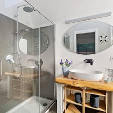 Scansie a tutt'altezza, lavabo e sanitari stretti, superfici luminose e doccia in fondo con box vetrato. Quanto Costa Ristrutturare Un Bagno Piccolo Habitissimo