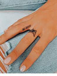 This article offers some simple pieces that won't require much time in the chair, but still contain strong imagery and … 45 Kleine Tattoo Ideen Die Sie Dazu Inspirieren Sich Das Erste Tattoo Einfarben Zu Lassen In 2020 Tiny Tattoos Hand Tattoos Mini Tattoos