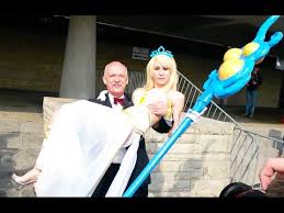 Unia polityki realnej oraz nowa. Janusz Korwin Mikke Z Cosplayerka Na Ramionach Iem Katowice 2015 Youtube