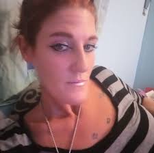 Kimberlee was diagnosed with a rare condition that makes her allergic to  water -including her own sweat and tears 😮