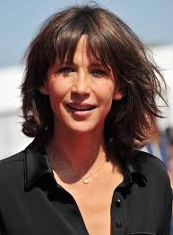 Le Carre Flou Avec Frange Comme Sophie Marceau Coupe De Cheveux Coiffure Sophie Marceau Cheveux