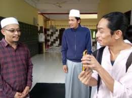 Tapi ustaz ni baguih, beliau jaga anak yatim. Iqram Dinzly Punya Pemikiran Yang Halus Datuk Ustaz Kazim Elias