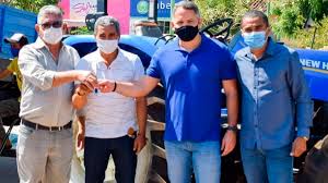 Dando continuidade ao trabalho pelo Oeste, Pablo Barrozo entrega trator e  implementos agrícolas no Município de Riachão das Neves