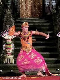 Salah satu tarian yang menggunakan pola lantai adalah tari saman yang berasal dari aceh. Tari Legong Sejarah Makna Gerakan Busana Musik Video