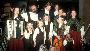 View credits, reviews, tracks and shop for the 1996 cd release of gott deine kinder on discogs. The Kelly Family Wer Ist Der Unbekannte Bruder Der Mit Auf Der Buhne Steht Bunte De