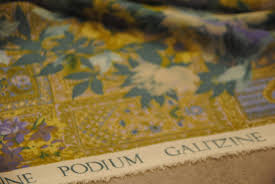 Il tendaggio ed il suo utilizzo nell'ambiente tende interni tendaggi moderni in seta ricamata color ottanio e acciaio. Galitzine In Seta Voile Petrolio Giusti Tessuti