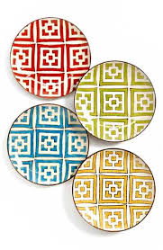 Cizgili Geometrik Desenli Etnik Formlu Tabak Modelleri Gibi Bircok Farkli Tabak Setini Piyasada Bulabilirsiniz Sadece Uyumu Tarziniz Desenler Tabak Tasarim