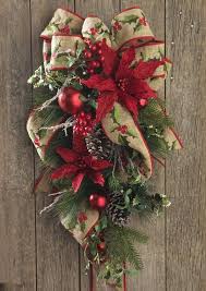 Fresh Green Mantle And Swag Decorating Ideas Christmas Wreaths Christmas Centerpieces Xmas Decorations
