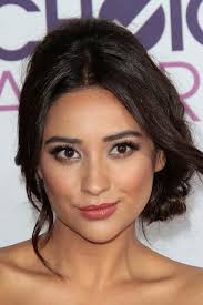 Shay Mitchell's Hairstyles & Hair Colors