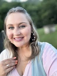 Amy Landin's Instagram, Twitter & Facebook