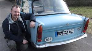 Dieser Sittenser zieht mit seinem Trabant neugierige Blicke auf sich
