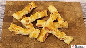 La pasta brisée (solitamente la si trova scritta anche come pasta brisè, pasta brise, o pasta brisee), è una delle paste abbiamo visto come preparare una torta salata vegetariana con la pasta brisée, ma la farcitura può essere ancora più saporita, includendo salumi (salame, pancetta, prosciutto cotto. Ricetta Pasta Brise Consigli E Ingredienti Ricetta It