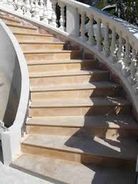 Habillage D Un Escalier Beton Tournant Par Des Marches Et Contremarches En Pierre Naturelle De Bourgo Escalier Exterieur Habillage Escalier Escalier En Pierre