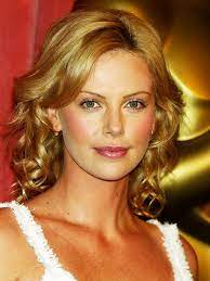 Watching charlize theron fight has become one of the singular pleasures of contemporary. Die Frisur Evolution Der Charlize Theron Frisur Charlize Theron Charlize Theron Frisuren