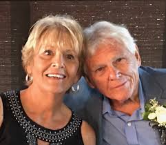 What are the differences between jeep and hiking tours in Canyon de Chelly?